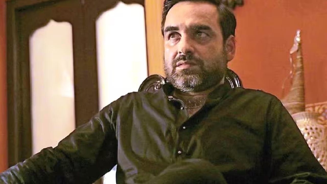 ओटीटीवरील सर्वाधिक गाजलेल्या सीरीजपैकी एक असलेली ‘मिर्झापूर’ देखील प्राइम व्हिडीओवर उपलब्ध आहे. जबरदस्त अ‍ॅक्शन, सत्तासंघर्ष, गुन्हेगारी विश्व आणि त्यासोबतच काही बोल्ड सीन यामुळे ही सीरीज प्रचंड लोकप्रिय ठरली. 