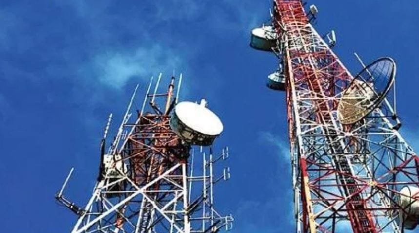 तुम्ही तुमच्या आजूबाजूला अनेक टॉवर्स पाहिले असतील. त्या परिसरातील मोबाईल्सना रेंज मिळावी, संदेश वहनाचे काम सुरळीत चालावे यासाठी हे टॉवर्स लावले जातात. परंतु याच टॉवर्सबाबत अनेक शंका उपस्थित केल्या जातात. परिसरात टॉवर्स लावला तर कॅन्सर म्हणजेच कर्करोग होईल, अशई भीती व्यक्त केली जाते. आता याच भीतीबाबत भारत सरकारने स्पष्टपणे सांगितले आहे.