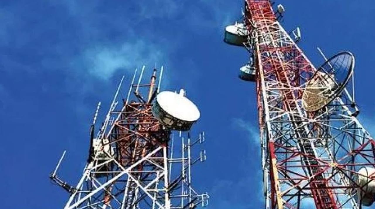 तुम्ही तुमच्या आजूबाजूला अनेक टॉवर्स पाहिले असतील. त्या परिसरातील मोबाईल्सना रेंज मिळावी, संदेश वहनाचे काम सुरळीत चालावे यासाठी हे टॉवर्स लावले जातात. परंतु याच टॉवर्सबाबत अनेक शंका उपस्थित केल्या जातात. परिसरात टॉवर्स लावला तर कॅन्सर म्हणजेच कर्करोग होईल, अशई भीती व्यक्त केली जाते. आता याच भीतीबाबत भारत सरकारने स्पष्टपणे सांगितले आहे. 