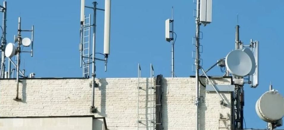 भारत सरकारच्या दूरसंचार विभागाने एक्स या सोशल मीडियावरील खात्यावर लोकांच्या मनात असलेल्या भीतीबात सांगितले आहे. मोबाईल टॉवरमुळे कोणताही आजार होत नाही. तसेच कर्करोग होण्याची भीती नसते, असे सरकारने सांगितले आहे. हे स्पष्टीकरण देताना सरकारने जागतिक आरोग्य संघटनेच्या निष्कर्षांचा आधार घेतला आहे. 