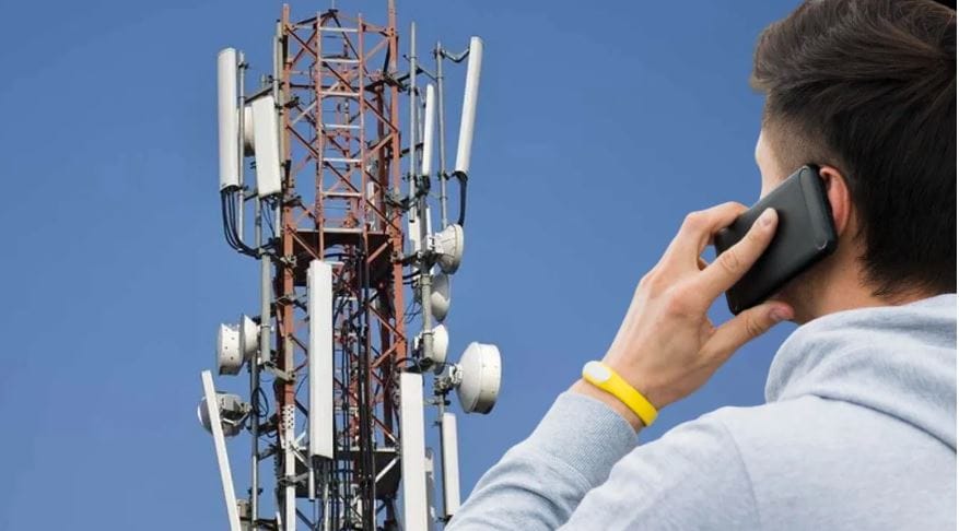 भारत सरकारने सांगितल्यानुसार मोबाईल टॉवरमधून निघणारे तरंग हे ठरवून दिलेल्या नियमांमध्ये असतात. तसेच या तरंगांमुळे सुरक्षा मानकांचे उल्लंघन होत नाही. म्हणजेच मोबाईल टॉवरमुळे कर्करोग तसेच इतर आजार होत नाहीत. एखाद्या टॉवरने सुरक्षा मानकांचे उल्लंघन केल्यास लगेच कारवाई केली जाते. 