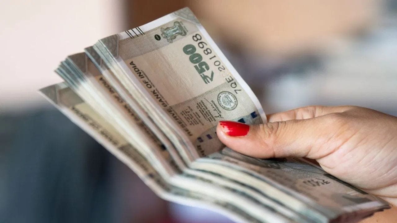 Vastu Shastra : घरात या ठिकाणी चुकूनही ठेवू नका पैसे, आयुष्यभर रहाल कंगाल Vastu Shastra : घरात या ठिकाणी चुकूनही ठेवू नका पैसे, आयुष्यभर रहाल कंगाल