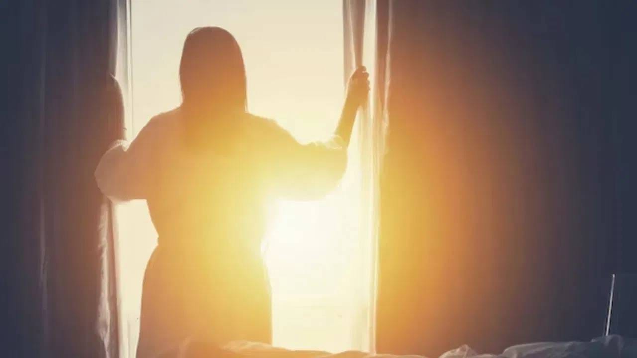 वास्तुशास्त्र हे एक प्राचीन शास्त्र आहे जे मानवी जीवनासाठी खूप महत्वाचे मानले जाते. आपण झोपेतून जागे झाल्यानंतरच्या पहिल्या नजरेला खूप महत्त्व असतं. वास्तुशास्त्रात असे म्हटले आहे की सकाळी उठल्यावर आपल्याला ज्या गोष्टी दिसतात  त्याचा मनावर, उर्जेवर आणि दैनंदिन क्रियाकलापांवर परिणाम होतो. तसेच आपल्या विचारांवरही त्याचा प्रभा पडतो, असं म्हणतात.  