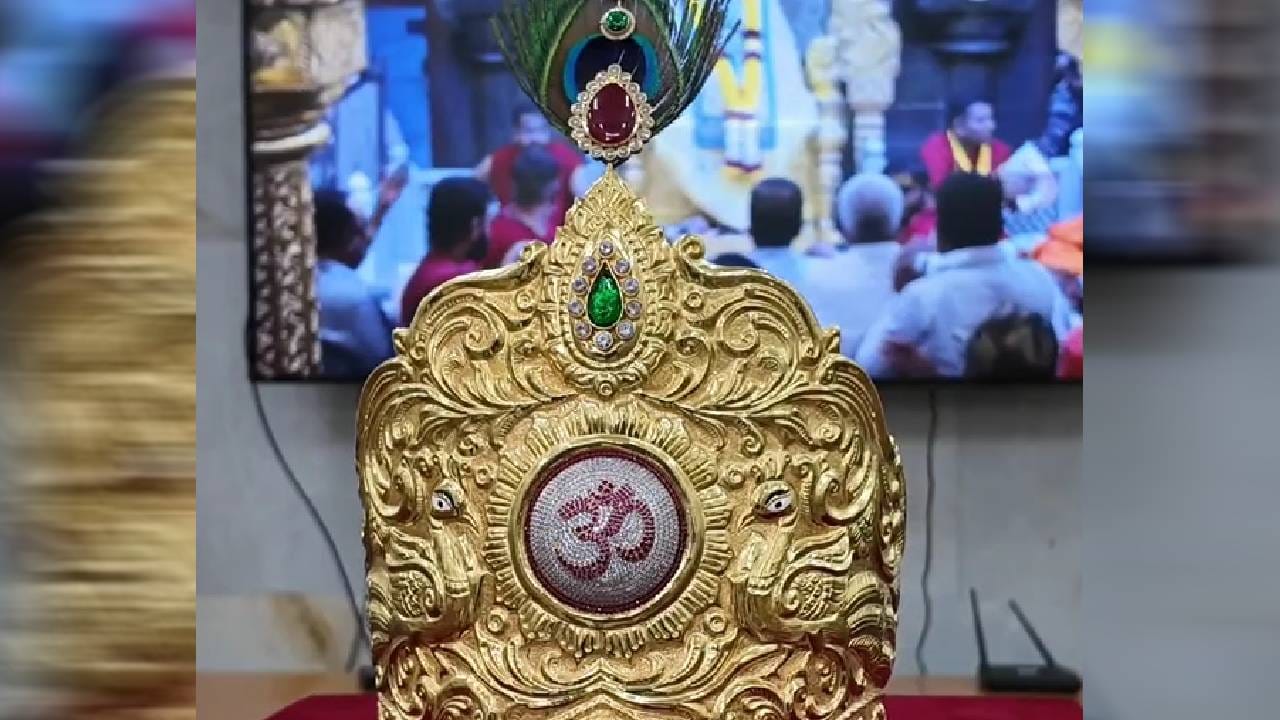 याच दरम्यान साईंच्या झोळीत रोख रकमेसह सोन्या - चांदीचे दानही देणगी स्वरूपात भाविक अर्पण करत आहे. त्यातच एका परदेशी भक्त साईचरणी येऊन नतमस्तक झाले. एवढंच नव्हे तर त्यांनी साईंच्या चरणी चक्क सोन्याचा मुकूटही अर्पण केला.