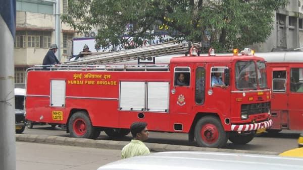 गाढ झोपेत होते, अचानक स्फोट झाला अन् घर पेटलं, एकाच कुटुंबातील तिघांचा गुदमरून मृत्यू, मुंबई हादरली