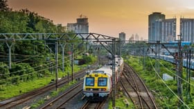 तुमची लोकल कधी येणार? मेगाब्लॉकमुळे मध्य रेल्वेच्या प्रवाशांचा संताप.