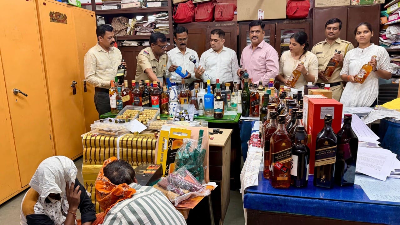 या प्रकरणी गणेश पराग चौहान आणि संजय शांती वाघेला या दोन आरोपींना महाराष्ट्र दारूबंदी अधिनियमाच्या विविध कलमान्वये अटक करण्यात आली आहे. जप्त केलेल्या एकूण ९.१२ लाख रुपयांच्या मुद्देमालामध्ये मद्यासह गुन्ह्यात वापरलेली दुचाकी आणि इतर साहित्याचा समावेश आहे.