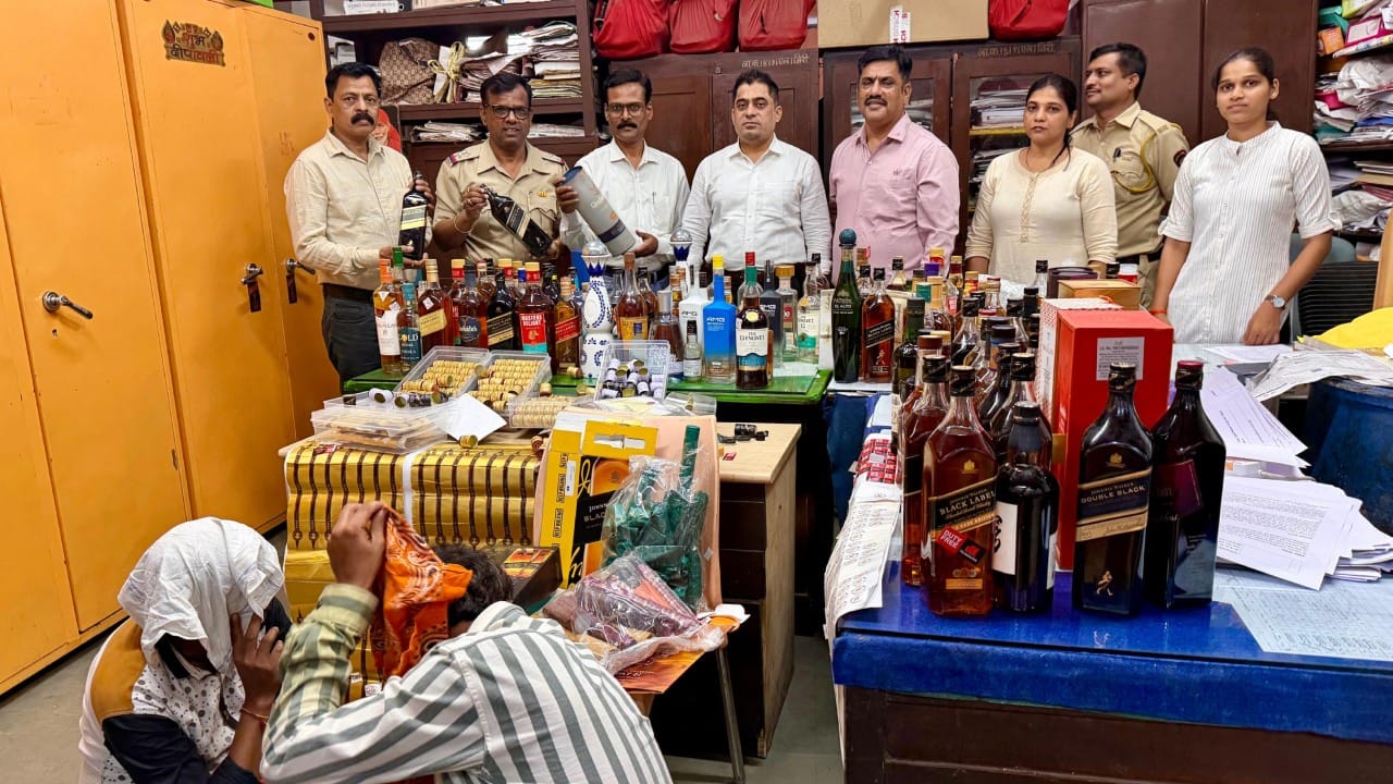 हा सर्व मुद्देमाल एकूण ९,१२,८६५ रुपये किंमतीचा आहे. राज्य उत्पादन शुल्क आणि मुंबई उपनगर-२ च्या पथकाला एका तरुण दुचाकीवरून विविध ब्रँडच्या बनावट ड्युटी फ्री स्कॉच बाटल्यांची वाहतूक करत असल्याची माहिती मिळाली होती. या माहितीच्या आधारे पोलिसांनी घाटकोपर परिसरात सापळा रचत त्याला ताब्यात घेतले होते.