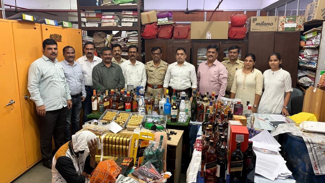 मुंबई महापालिकेची निवडणूक तोंडावर येऊन ठेपली आहे. या निवडणुकीसाठी फक्त १० दिवस शिल्लक राहिले आहेत. या पार्श्वभूमीवर राज्य उत्पादन शुल्क विभाग सध्या हाय अलर्टवर आहे. या पार्श्वभूमीवर राज्य उत्पादन शुल्क विभागाच्या पथकाने एका धाडसी कारवाई केली आहे.