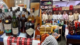 एक दुचाकी, ब्रँडेड बॉटल्स अन... मुंबई महापालिका निवडणुकीपूर्वी मोठ्या.