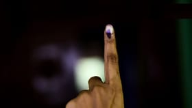 अंधार पडताच मोठं कांड सुरू होतं... निवडणूक आयोगाच्या भरारी पथकाची धाड.