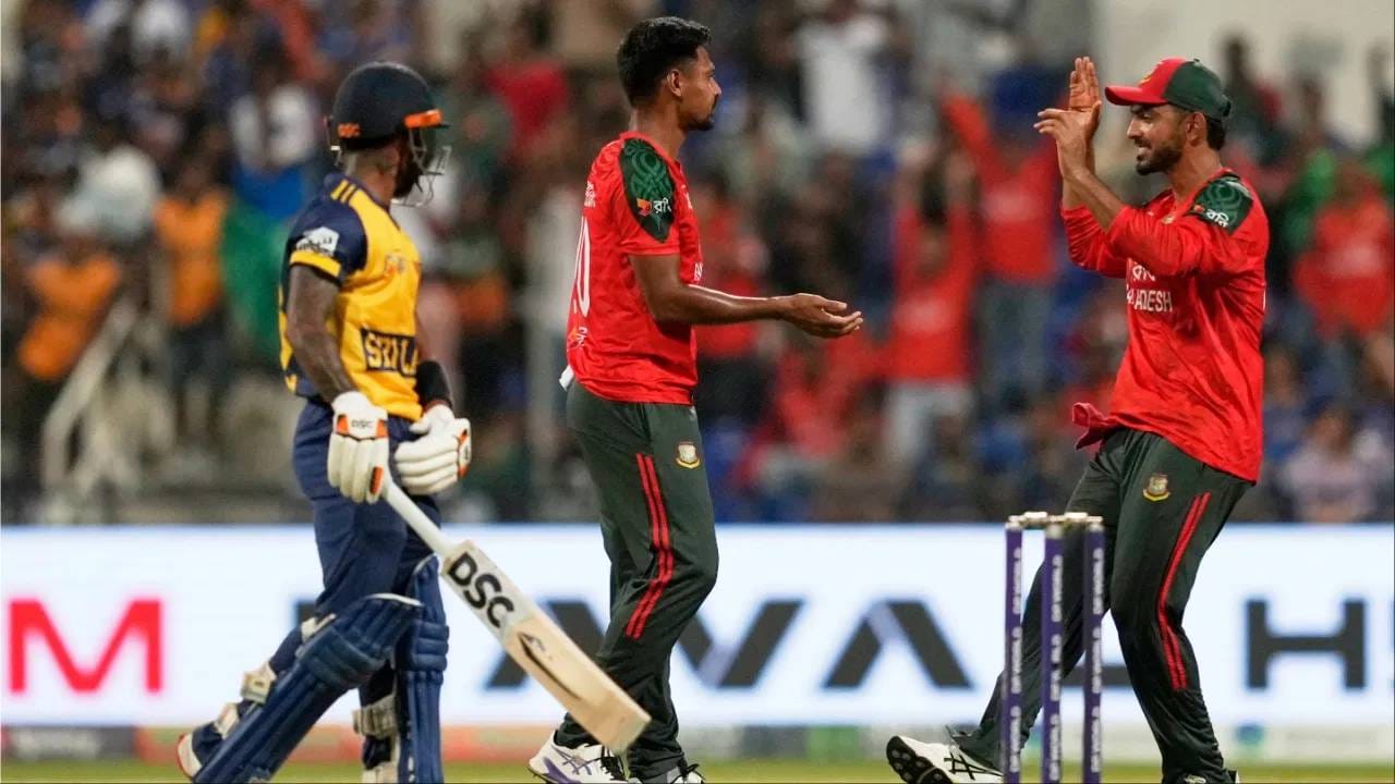 मुस्तफिजूर रहमानला कोलकाता नाईट रायडर्सने 9.2 कोटीत विकत घेतले. केकेआर, दिल्ली कॅपिटल्स आणि चेन्नई सुपर किंग्ज यांनी मुस्तफिझुरसाठी बोली लावली होती. केकेआरने सर्वाधिक रक्कम मोजत त्याला संघात घेतलं. पण त्याला संघात घेतल्याने केकेआर संघ गेल्या काही दिवसात टीकेचा धनी ठरला होता. Photo: PTI)