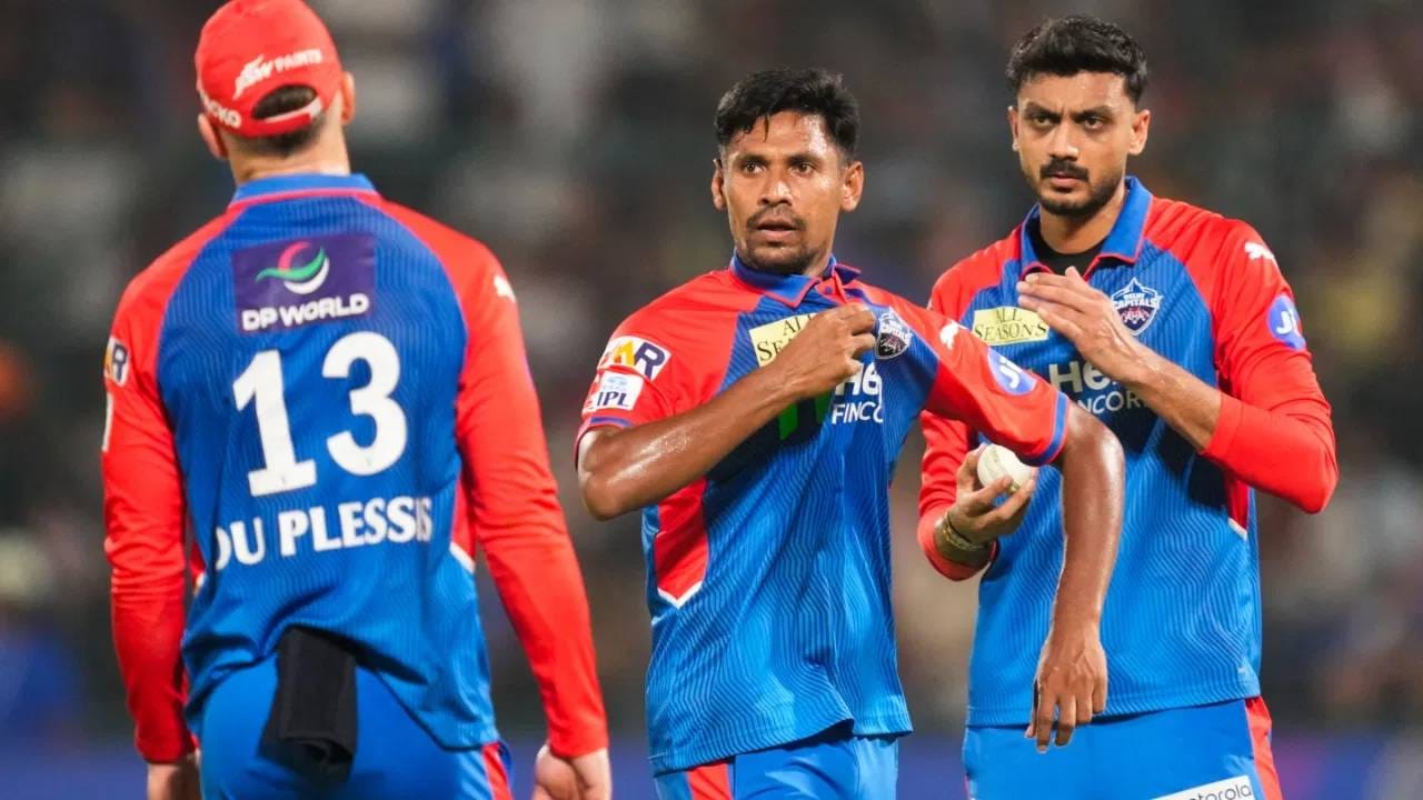 बांगलादेशचा स्टार वेगवान गोलंदाज मुस्तफिजुर रहमानला आयपीएल 2026 स्पर्धेतून काढलं आहे. मुस्तफिजुर रहमानला आयपीएल 2026 च्या लिलावात मोठी रक्कम मिळाली होती. भारत-बांगलादेश संबंधांमधील ताणानंतर त्याला वगळण्यात आले. बीसीसीआयने आदेश दिल्यानंतर केकेआरने त्याला संघातून काढलं. (Photo- PTI)