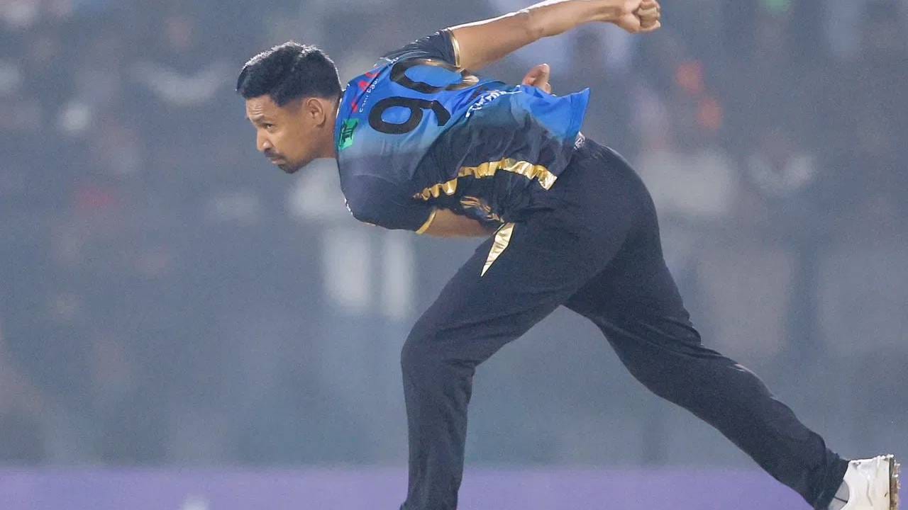 इंडियन एक्सप्रेसमधील एका वृत्तानुसार, बीसीसीआयने मुस्तफिजूर रहमानला वगळण्याबाबत आयपीएल गव्हर्निंग कौन्सिलशीही सल्लामसलत केली नाही. हा निर्णय बीसीसीआयच्या काही वरिष्ठ अधिकाऱ्यांनी घेतला होता आणि आयपीएल अधिकाऱ्यांना माध्यमांद्वारे याची माहिती मिळाली. (फोटो- टीव्ही 9 मल्यालमवरून)