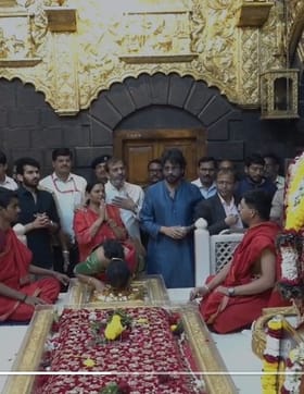 नववर्षाच्या पुर्वसंध्येला अभिनेता नागार्जुन साईचरणी लीन...