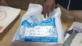 पिशवीवर भाजपचे नाव, 52 पाकिटे अन् कारवर शिवसेना... महाराष्ट्रात कुठे.