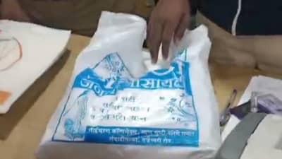 पिशवीवर भाजपचे नाव, 52 पाकिटे अन् कारवर शिवसेना... महाराष्ट्रात कुठे काय घडतंय?