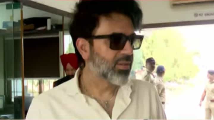 Naresh Arora In Baramati : पुढील रणनीती ठरवण्यासाठी नरेश अरोरा बारामतीत; पवार कुटुंबाची भेट घेणार Naresh Arora In Baramati : पुढील रणनीती ठरवण्यासाठी नरेश अरोरा बारामतीत; पवार कुटुंबाची भेट घेणार