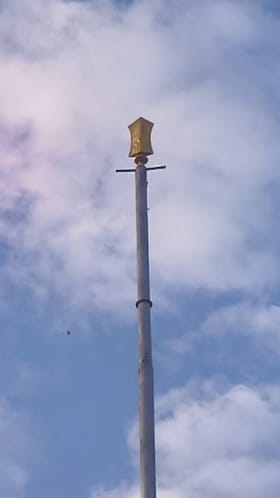 मनमाड गुरुद्वारात 150 फूट उंच निशाण साहेबची उभारणी, सोन्याचा खंडा लावल्याने वाढली शोभा.