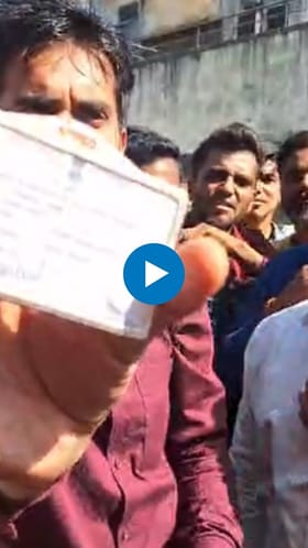 देवळाली मतदान केंद्रावर गोंधळ; पैसे वाटप आरोप, शासकीय कर्मचारी ताब्यात.