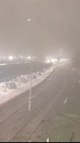 मालेगाव थंडी-धुक्याचा कहर; रेल्वेसेवा विस्कळीत.