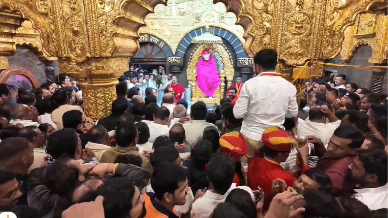  नाशिकच्या येवल्यात प्रसिद्ध असलेल्या मृत्युंजय महादेव मंदिरात नवीन वर्षाचे स्वागत मोठ्या भक्ती भावाने करण्यात आले मंदिरात महापूजा करून महाआरती करण्यात आली भाविकांनी भगवान भोलेनाथाचा जयघोष करत नवीन वर्षाचे स्वागत केले. 