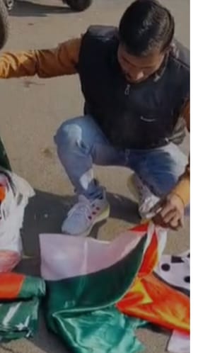 उमेदवारी न मिळाल्यानं नाराज कार्यकर्त्यानं जाळले राष्ट्रवादीचे झेंडे.