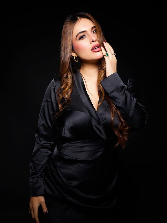 काळ्या ड्रेसमध्ये नेहा मलिकचा हॉट अंदाज, सौंदर्याने वेधलं लक्ष