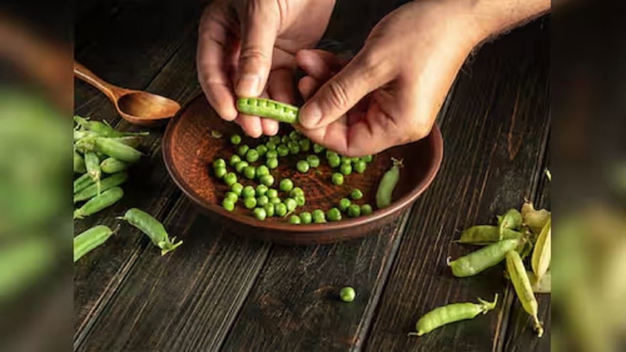 गरम पाण्यातून मटार काढून टाकल्यानंतर, त्यांना ताबडतोब बर्फाळ पाण्यात बुडवा. यामुळे प्रत्येक वाटाणा त्याच्या कवचापासून वेगळा होतो. ही मटार सोलण्याची अत्यंत साधी आणि सोपी पद्धत आहे. 