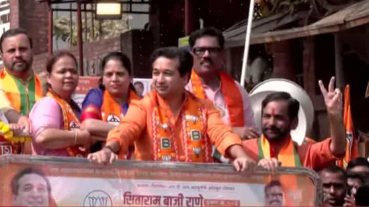 एकनाथ शिंदेंच्या बालेकिल्ल्यात नितेश राणेंचा रोड शो! एकनाथ शिंदेंच्या बालेकिल्ल्यात नितेश राणेंचा रोड शो!