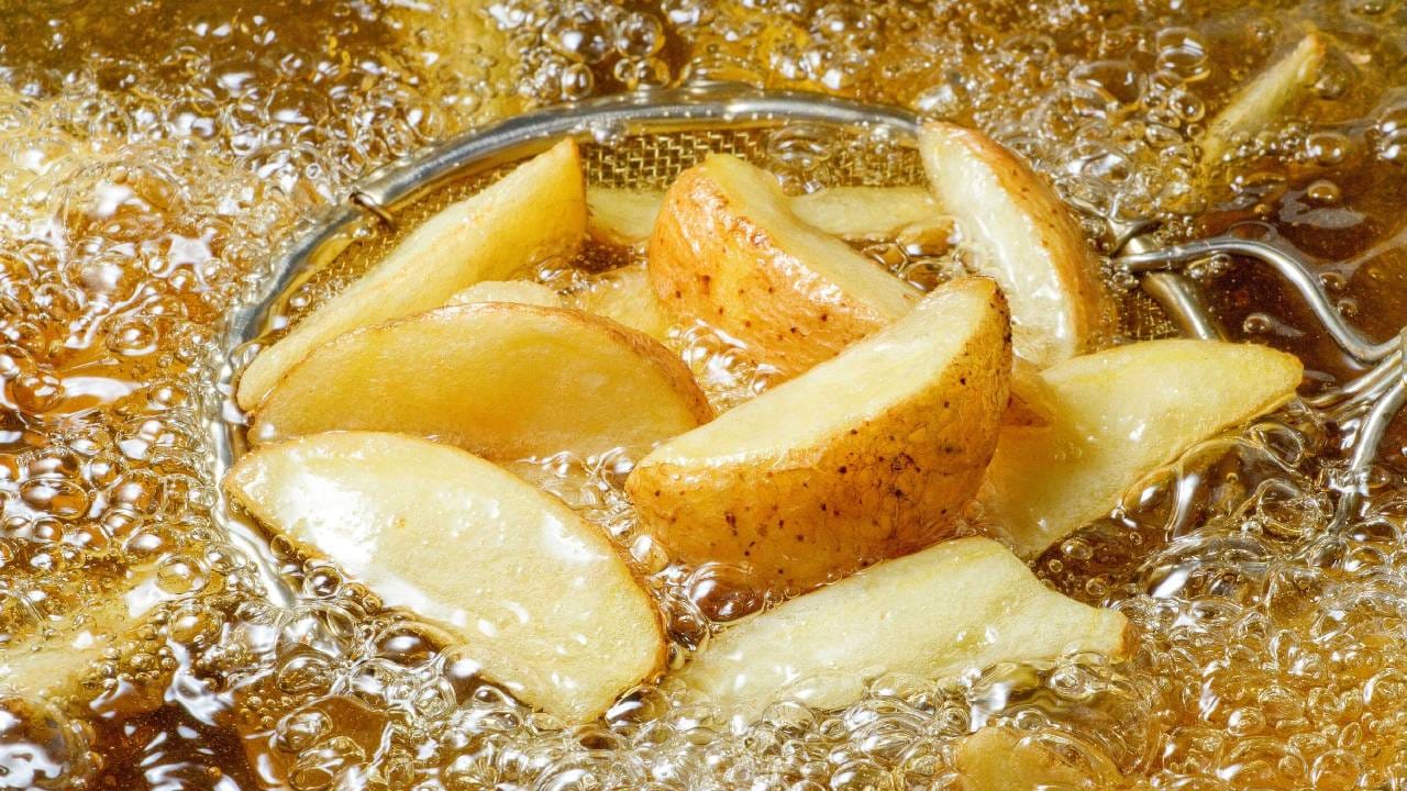 कनोला तेल आणि सोयाबीन तेलही हृदयासाठी चांगली मानली जातात. कारण त्यात पॉलीअनसॅचुरेटेड फॅट्स असतात.तिळाचं तेल आणि सूर्यमुखी तेल देखील पोषक असून, अँटीऑक्सिडंट्सची मात्रा असल्यामुळे शरीराला फायदेशीर ठरतात.