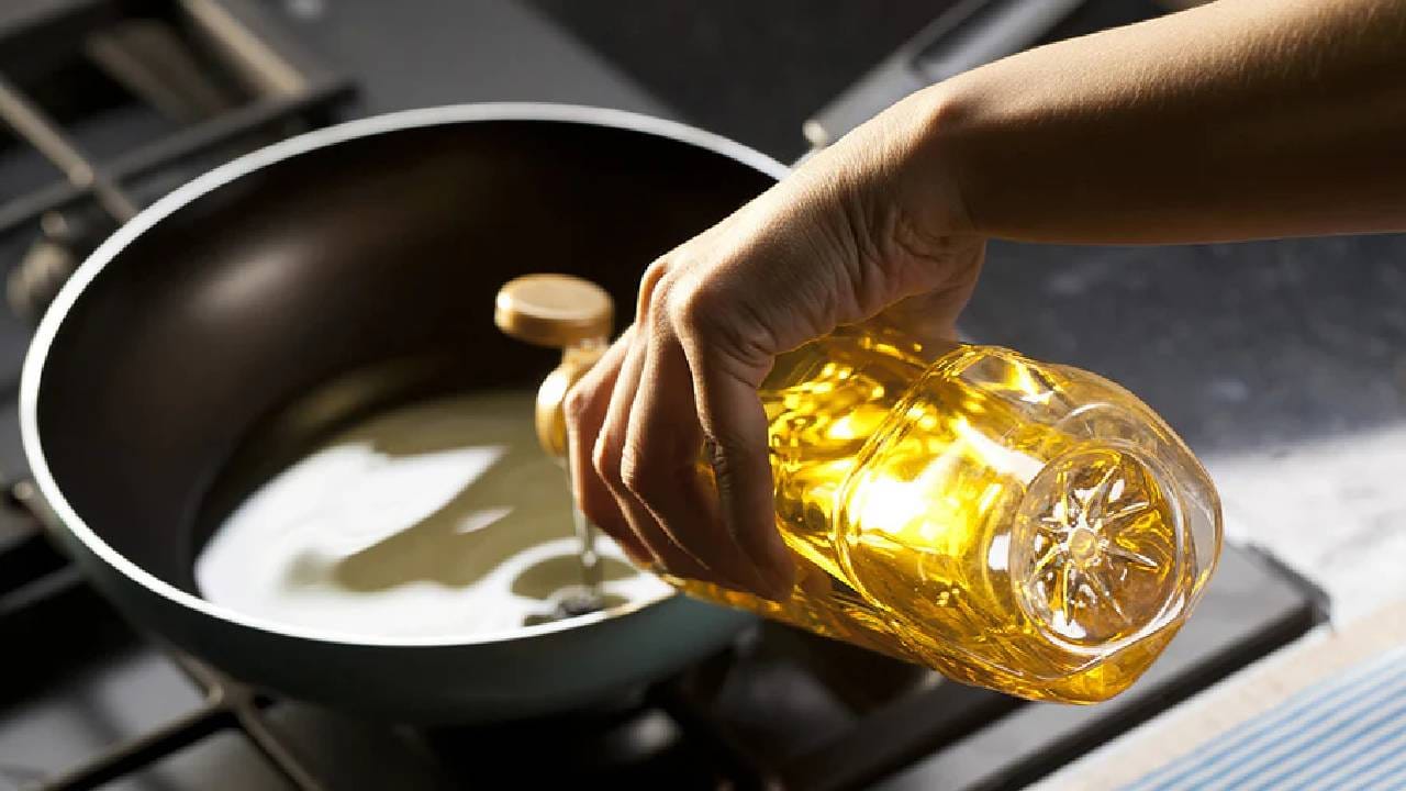 डॉ.गोयल यांच्या मते,एक निरोगी व्यक्तीने रोज साधारण 3 ते 4 चमचे म्हणजेच सुमारे 15 ते 20 मिलिलिटरपेक्षा जास्त तेल घेऊ नये.याचा अर्थ असा की, एका निरोगी व्यक्तीसाठी महिन्याला 500 ते 600 मिलिलिटर तेल पुरेसं आहे. जर कुटुंबात 4 जण असतील, तर एकूण 2 लिटरपेक्षा जास्त तेलाचा वापर करु नये.