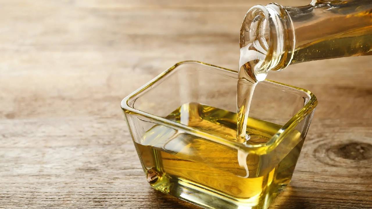 भाजीची ग्रेव्ही असो किंवा पराठ्याची कुरकुरीत लेअर असो; तेलाशिवाय भारतीय अन्न अपूर्ण वाटतं.गेल्या काही वर्षांत कुकिंग ऑईलविषयी अनेक संशोधनं समोर आली आहेत, ज्यात सांगितलं गेलं आहे की चुकीच्या किंवा जास्त प्रमाणात तेलाचं सेवन केल्यास हृदयाच्या आरोग्यास हानी पोहोचू शकते.