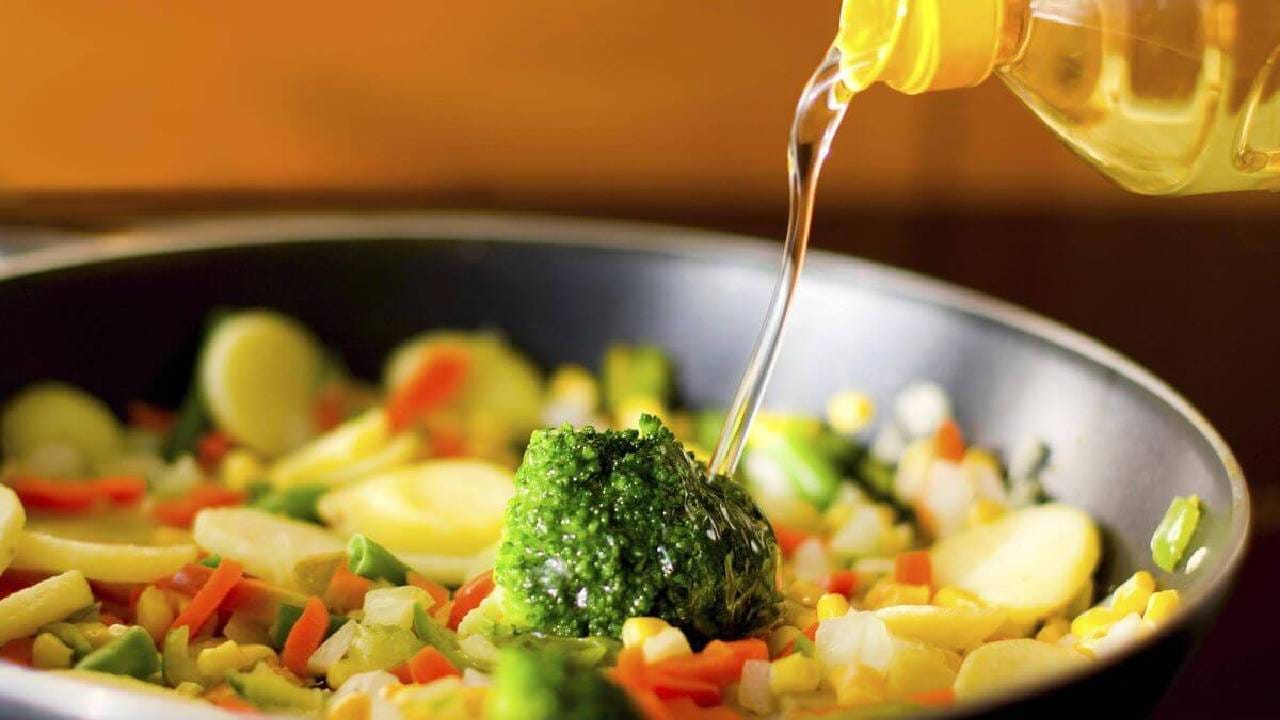 भारतीय स्वयंपाकाची ओळख मसाल्यांमुळे आहे; मात्र त्या मसाल्यांना चव आणि सुगंध देण्याचं काम तेल करतं. हळद,मीठ आणि मिरचीबरोबरच तेल हा प्रत्येक पदार्थाचा महत्त्वाचा घटक असतो.तेलाशिवाय फोडणी देणे शक्य नाही. 