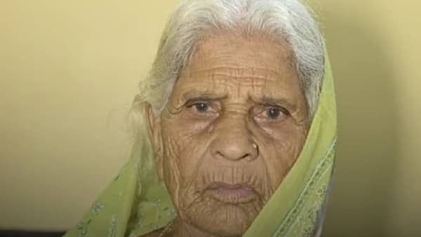 नाकात कापूस टाकला, पाय बांधले अन् बोटांची हालचाल झाली... 103 वर्षाच्या आज्जीने यमाला पिटाळलं ! अंत्यविधी ऐवजी झाला वाढदिवस