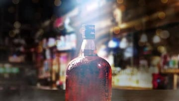 Old Monk : 350 रुपयांत मिळणारी दमदार दारू, भारतात सर्वात फेम; नेमका ब्रँड कोणता?