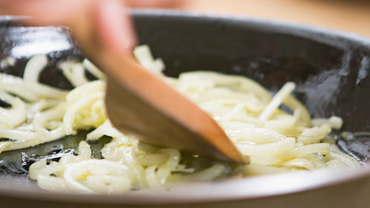 नीट न धुता कच्चा कांदा खाल्ल्यास हे जंतू शरीरात शिरून मेंदूवर परिणाम करणाऱ्या 'सिस्टिक सिरोसिस' सारख्या गंभीर आजारांना निमंत्रण देऊ शकतात  संशोधनानुसार, निरोगी व्यक्तींमध्येही कच्चा कांदा छातीत जळजळ निर्माण करू शकतो.