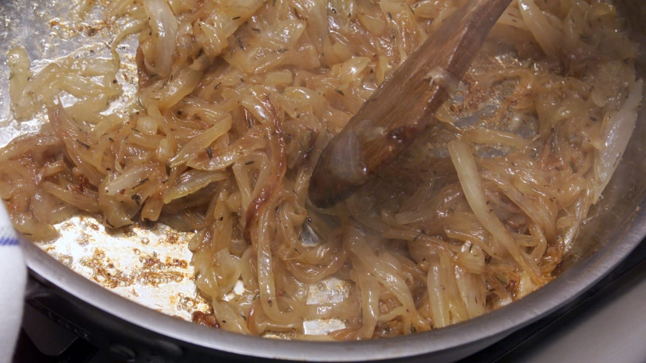 जर तुम्हाला कच्चा कांदा खायचाच असेल, तर तो स्वच्छ धुवून आणि मर्यादित प्रमाणातच खावा. मात्र, पोटाचे विकार टाळण्यासाठी आणि उत्तम आरोग्यासाठी तज्ज्ञ नेहमीच कांदा शिजवून खाणे हाच सर्वोत्तम पर्याय आहे.