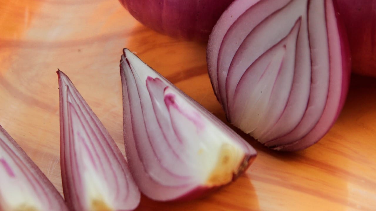 तज्ज्ञांच्या मते, कांदा शिजवून खाणे हे आरोग्याच्या दृष्टीने अधिक सुरक्षित आणि फायदेशीर आहे. कांदा शिजवल्यामुळे त्यातील हानिकारक जंतू पूर्णपणे नष्ट होतात. शिजवलेला कांदा पचायला अत्यंत सोपा असतो, ज्यामुळे पोट, छातीशी संबंधित समस्या टाळता येतात.