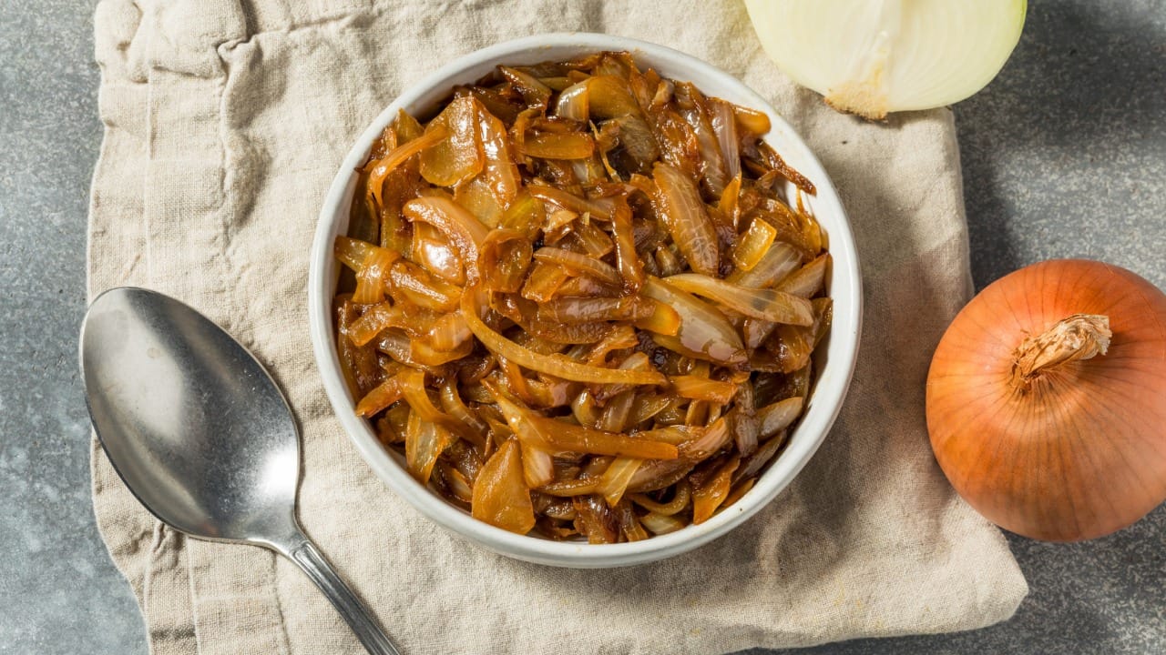 कांद्यामध्ये फ्लेव्होनॉइड्स, टॅनिन आणि अल्कलॉइड्स यांसारखे घटक असतात. हे घटक अँटीऑक्सिडंट्स म्हणून काम करत असले तरी, त्यांचे अतिसेवन शरीरासाठी घातक ठरू शकते. जास्त प्रमाणात कच्चा कांदा खाल्ल्याने शरीराची लोह (Iron) आणि कॅल्शियम शोषण्याची क्षमता कमी होऊ शकते.