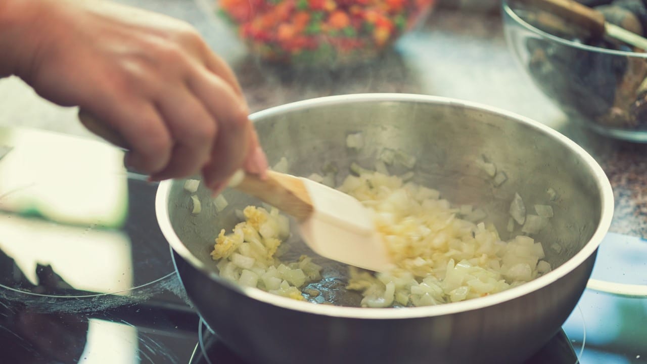भारतीय स्वयंपाकघरात कांद्याशिवाय जेवण पूर्ण होत नाही. मग ती चविष्ट बिर्याणी असो किंवा ताटातली सॅलडची डिश, कांदा हा हवाच. पण कच्चा कांदा खाणे आरोग्यासाठी जास्त चांगले आहे की शिजवलेला कांदा? याबद्दल आपण जाणून घेणार आहोत.