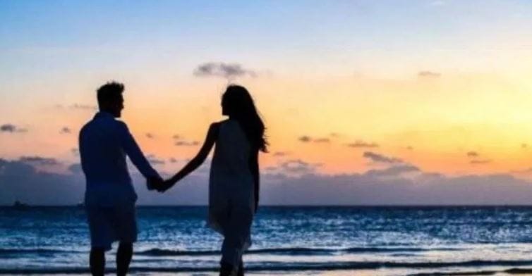 अनेकदा तरुण किंवा तरुणी आपल्या जुन्या प्रेमाला विसरत नाहीत. प्रियकर किंवा प्रेयसी आयुष्यातून निघून गेल्यानंतर जगण्याला अर्थच उरला नाही, असे काही लोकांना वाटते. परंतु हे सगळं विसरून आयुष्यात पुढे जाणं फार गरजेचं असतं. त्यासाठी काय करावं हे अनेकांना सूचत नाही. 