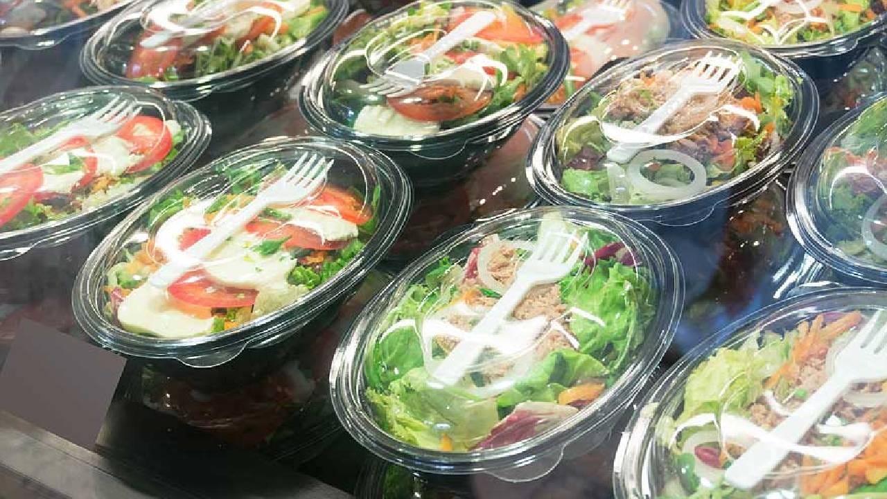 पॅकेजिंग फूड खाल्याने झपाट्याने वजन वाढण्याची दाट शक्यता असते. यामुळे पॅकेजिंग फूड खाणे टाळा. पॅकेजिंग फूड आल्याने आरोग्याच्या एक नाही तर अनेक समस्या निर्माण होतात. 