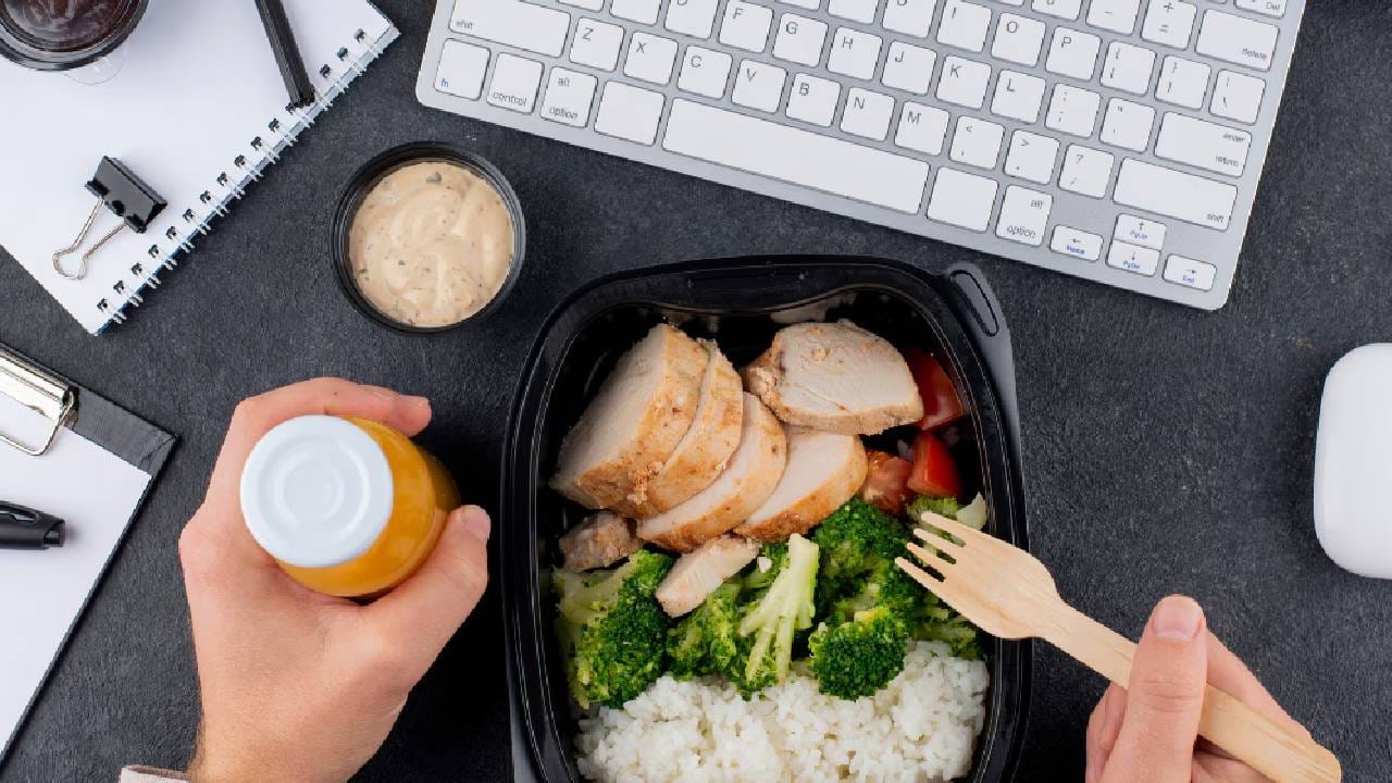 जर तुम्ही या गोष्टींपासून फक्त 21 दिवसांसाठीही दूर राहिलात, तर तुम्ही तुमचे आरोग्य निरोगी ठेऊ शकता. यामुळे सतत भूक लागण्याचीही समस्या तुमची दूर होईल. 