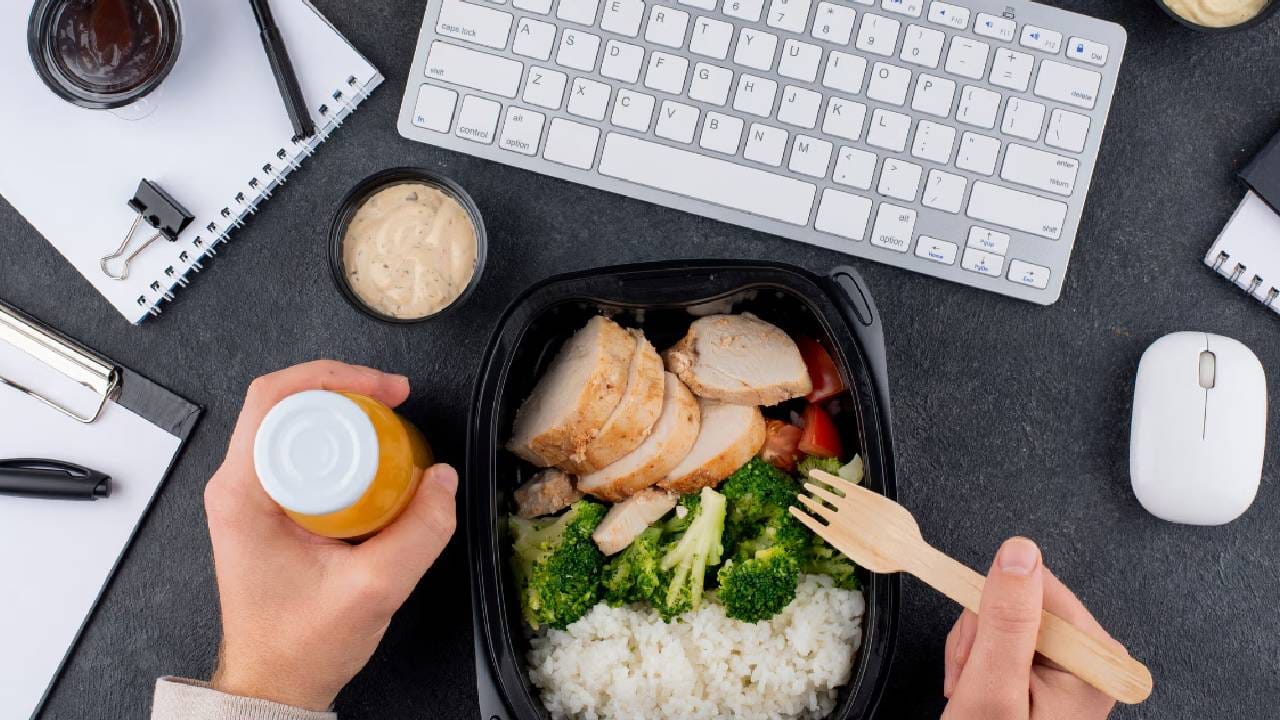 पॅकेजवाले अन्न सतत खाल्ले तर पोटाचे विकार होऊ शकतात. हेच नाही तर पचनसंस्थेशी संबंधित समस्यांमध्ये वाढ होते. अजून काही आजार होण्याची शक्यता असते.