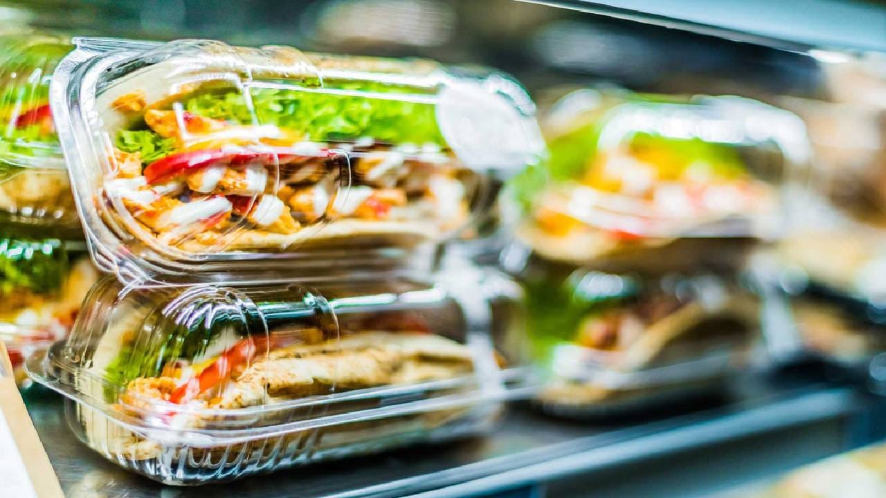 पॅकेज केलेल्या अन्नामुळे कर्करोग होतो, याचा कोणताही निर्णायक पुरावा अद्याप कोणत्याही प्रयोगशाळेत सापडलेला नाही. हे स्पष्ट आहे की पॅकेज केलेले अन्न हानिकारक आहे.