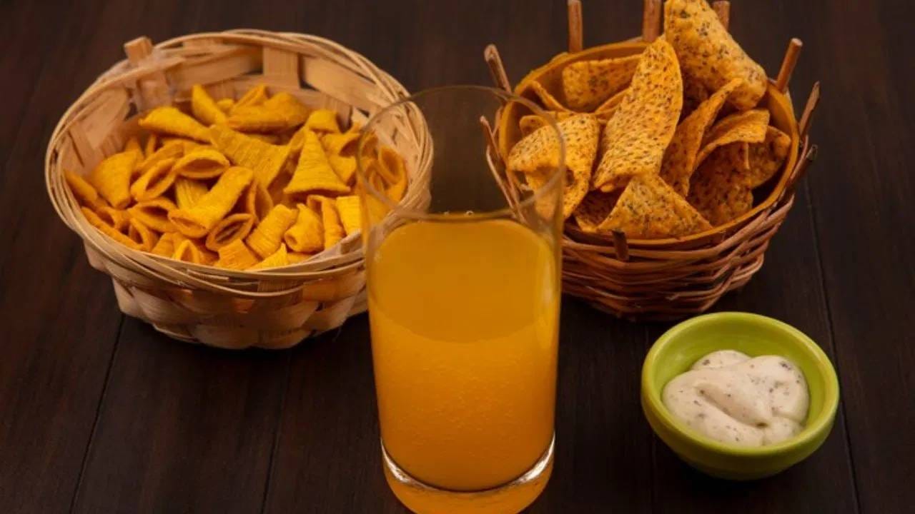 जर तुम्ही पॅकेज केलेले किंवा अति-प्रक्रिया केलेले पदार्थ टाळले तर आरोग्यासाठी फायदेशीर ठरेल. बरेच लोक प्रक्रिया केलेले अन्न मोठ्या प्रमाणात खातात. 