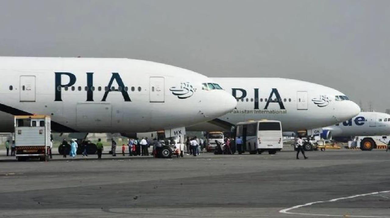 पाकिस्तानची सरकारी पीएयए ही विमान वाहतूक कंपनी विक्री काढण्यात आली. पाकिस्तानमधीलच एका उद्योग समूहाने या विमान वाहतूक कंपनीला खरेदी केले. याच कारणामुळे आता पाकिस्तानी विमान वाहतूक कंपन्यांमध्ये काम करणाऱ्या एअर होस्टेसच्या ड्रेस कोडबद्दल सर्वांनाच उत्सुकता लागली आहे.