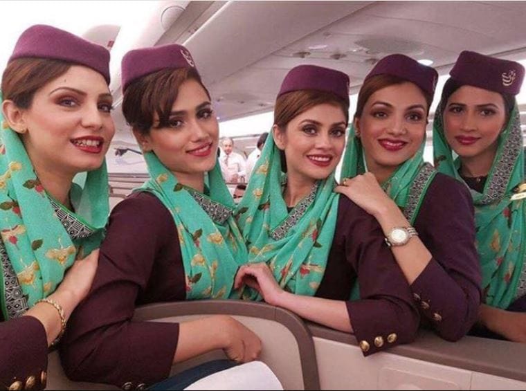 एअर इंडिया या विमान वाहतूक कंपनीच्या एअर होस्टेस साडी परिधान करतात. तर पुरुष क्रू मेंबर्स निळ्या रंगाचा पँट-कोट परिधान करतात. पीआयएच्या एअर होस्टेसच्या ड्रेस कोडमध्ये अनेकदा बदल करण्यात आलेले आहेत.