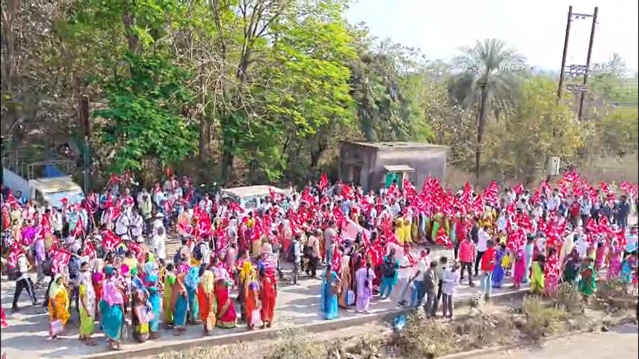 मनोरमधील शगुन मैदानावर मोर्चेकऱ्यांनी रात्रीचा विसावा घेतला. विशेष म्हणजे, आपली संस्कृती जपत आदिवासी बांधवांनी तारपा नृत्याच्या तालावर रात्र जागवली. तिथेच स्वयंपाक करून सर्वांच्या जेवणाची व्यवस्था करण्यात आली होती.